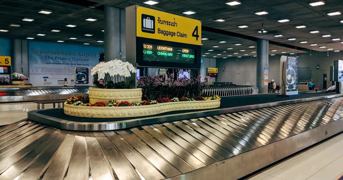 Ankomsthallen i Suvarnabhumi Lufthavn i Bangkok med thailandsk skiltning, mens nye ansøgningskrav til Destination Thailand Visa træder i kraft globalt 31. august 2026